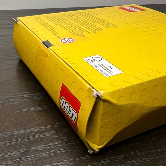 LEGO 6471612 Retro Tape Player Portable Cassette Player VIP Exclusive Walkman - Picture 8 of 9